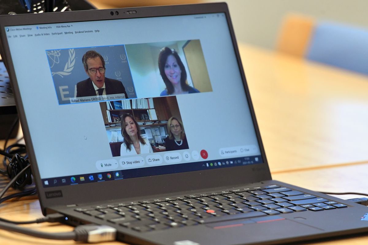 Lenovo ThinkPad X1 Carbon: The Business Laptop Everyone Copies